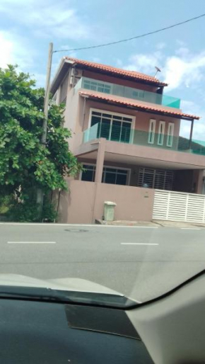 Tanjung bungah double story house for 18 people